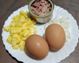 Foto del paso 1 de la receta: Tortilla francesa jugosa de cebolleta, queso y atún