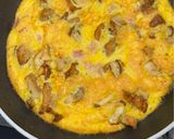 Foto del passaggio 5 della ricetta Frittata ai finferli porcini e prosciutto cotto