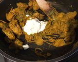 Une image de l'étape 7 de Sot l’y laisse aux girolles,oignon de roscoff et crème de curcuma.