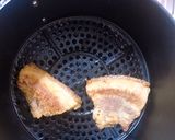 รูปขั้นตอนการทำที่ 2 ของ ยำไข่แดงเค็ม หมูกรอบ