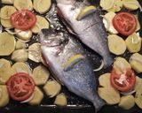 Foto del paso 5 de la receta Dorada al horno con guarnición 🐟🌻