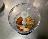 Une image de l'étape 2 de Sauce salade à la moutarde à l'ancienne, ail, soja et persil.