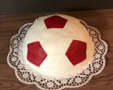 Cseresznyekrémes focilabda torta recept fázis 4 fotója
