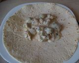 Tortilla kelbimbóval, sajttal, sonkával és medvehagymával töltve recept fázis 6 fotója