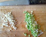 Foto del paso 1 de la receta Noodles de arroz aliñados con aceite caliente, ajo, ajetes y guindilla