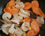 Foto langkah ke 2 dari resep Tumis timun udang.