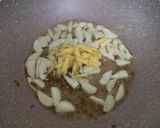 A picture of step 1 of Lehsuni Bhindi Do Pyaza.