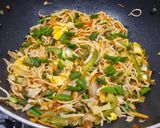 A picture of step 3 of Stir Fried Mixed Vegetables and Eggs Hakka Noodles.