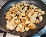 Foto del passaggio 4 della ricetta Vellutata di cavolo viola e porri con crostini e fonduta di parmigiano