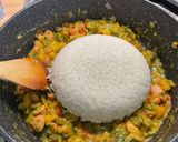 Une image de l'étape 15 de Riz aux poivrons tricolores, saucisses alsaciennes, tomates et pesto.