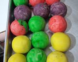 Foto langkah ke 3 dari resep Bola2 ubi rainbow isi coklat.