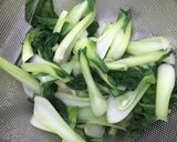 Hình bước làm 3 của món Sò điệp áp chảo & cải thìa xào tỏi