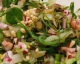 Foto del paso 6 de la receta: Ensalada de pencas de acelga, wakame y piñones