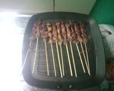 Foto langkah ke 4 dari resep Sate Kambing Panggang Teflon.
