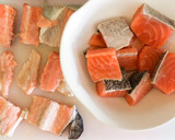 Foto langkah ke 1 dari resep Salmon Belly Soup with Cheese ala Sushi Tei.