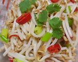 A picture of step 2 of Stir-fry Bean Sprouts.