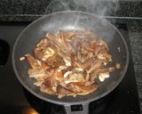Foto del paso 2 de la receta: Níscalos al vino blanco