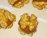 Foto del paso 1 de la receta: 🏆🍫 El postre que juega la final. Bombones de nueces, dulce de leche y chocolate ⚽️