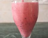 A picture of step 2 of Strawberry and black grapes smoothie.