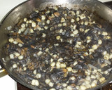 Foto del paso 2 de la receta: Quesadillas de maìz rellenas de huitlacoche (cuitlache)