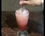 Foto langkah ke 3 dari resep Strawberry Yakult Soda.