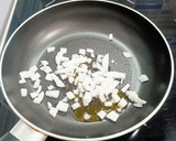 Foto del paso 2 de la receta: Tortilla francesa con cebolleta y queso Grana Padano