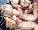 Foto langkah ke 1 dari resep Sayap Ayam Goreng Saus Mentega.