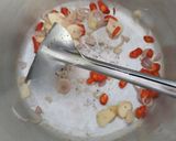 Foto langkah ke 3 dari resep Sayur bening bayam, jagung dan wortel.