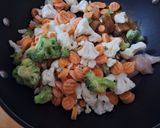 Csirkés, zöldséges tészta tejszínnel, sajttal 🥦🧄🥕🧀🍜 recept fázis 2 fotója