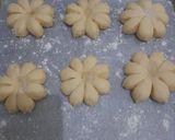 Foto langkah ke 8 dari resep Donat Bunga.