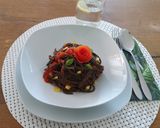 Pas rețetă Spaghete negre cu cerneală de sepie și sos de roșii picant 1 fotografie