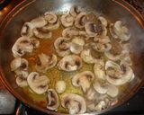 Foto del paso 6 de la receta Lonchas de pollo, champiñones y salsa de bechamel