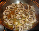 Foto del paso 6 de la receta: Lonchas de pollo, champiñones y salsa de bechamel