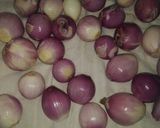 A picture of step 1 of Sindhi Basaran ji khattanr.(onion pickle).