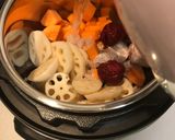 Hình bước làm 1 của món Canh sườn non hầm củ sen, cà rốt, táo đỏ và kỷ tử-Instant Pot