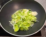 Tintahalas spagetti paradicsomszósszal, garnélával recept fázis 1 fotója