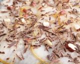 Une image de l'étape 4 de Carpaccio de poire aux éclats de noisettes et chocolat.