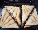 A picture of step 3 of Schezwan Veg grilled sandwich.