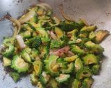 क्रिस्पी प्याज़ करेला फ्राई (Crispy pyaz karela fry recipe in hindi) रेसिपी चरण 2 फोटो