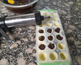 Foto del paso 5 de la receta: Bombones de chocolate blanco con relleno de ganache de naranja