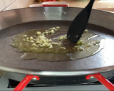 Foto del paso 2 de la receta: Fideuà negra de chipirones y langostinos