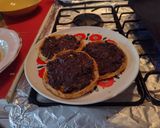 Foto del paso 8 de la receta: Sopes de frijoles con longaniza, y una rica salsa roja