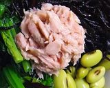 A picture of step 2 of Easy Ponzu Hijiki, Edamame, Tuna, and Spinach Salad.