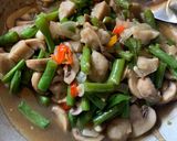 Foto langkah ke 6 dari resep Tumis Jamur Kancing Buncis.
