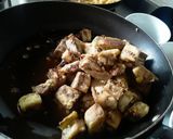 Foto del paso 3 de la receta: Cubos de berenjena en salsa y salteado de col..