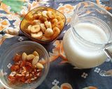 A picture of step 1 of Banana Dates Almond shake.