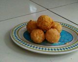 Foto langkah ke 4 dari resep Bola nasi rambutan dengan mozarella simple.