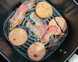 Hình bước làm 2 của món Burger trứng tự làm đơn giản