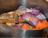 Foto del paso 1 de la receta: Consomé de Gallina con aromas de Hortelana