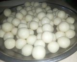 A picture of step 2 of Fried milk balls (gullisuwa).